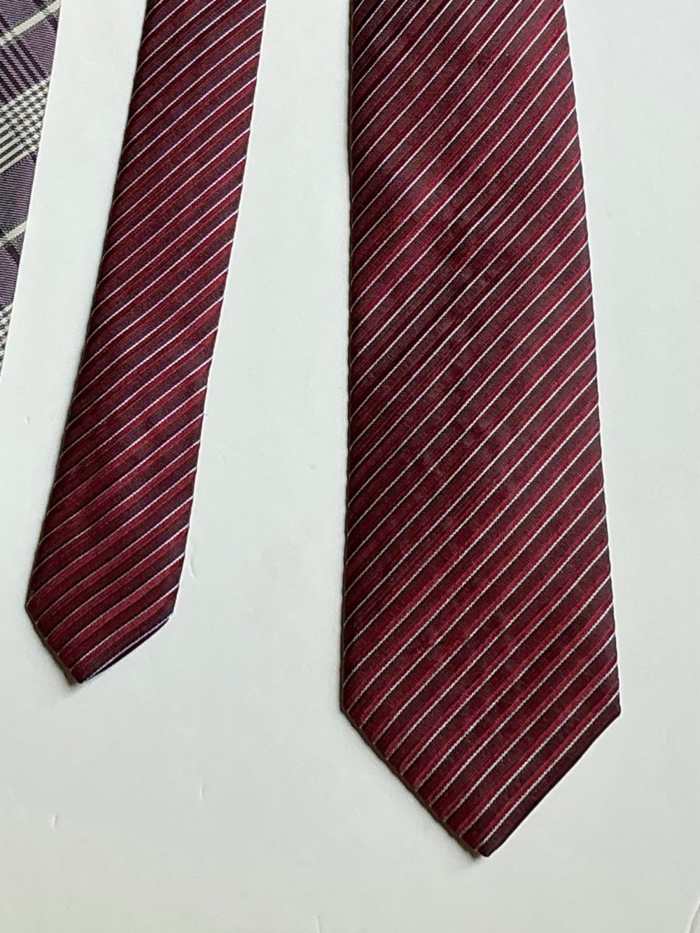 HUGO BOSS elegant burgundy  striped all Silk slim tie made in Italy 🇮🇹